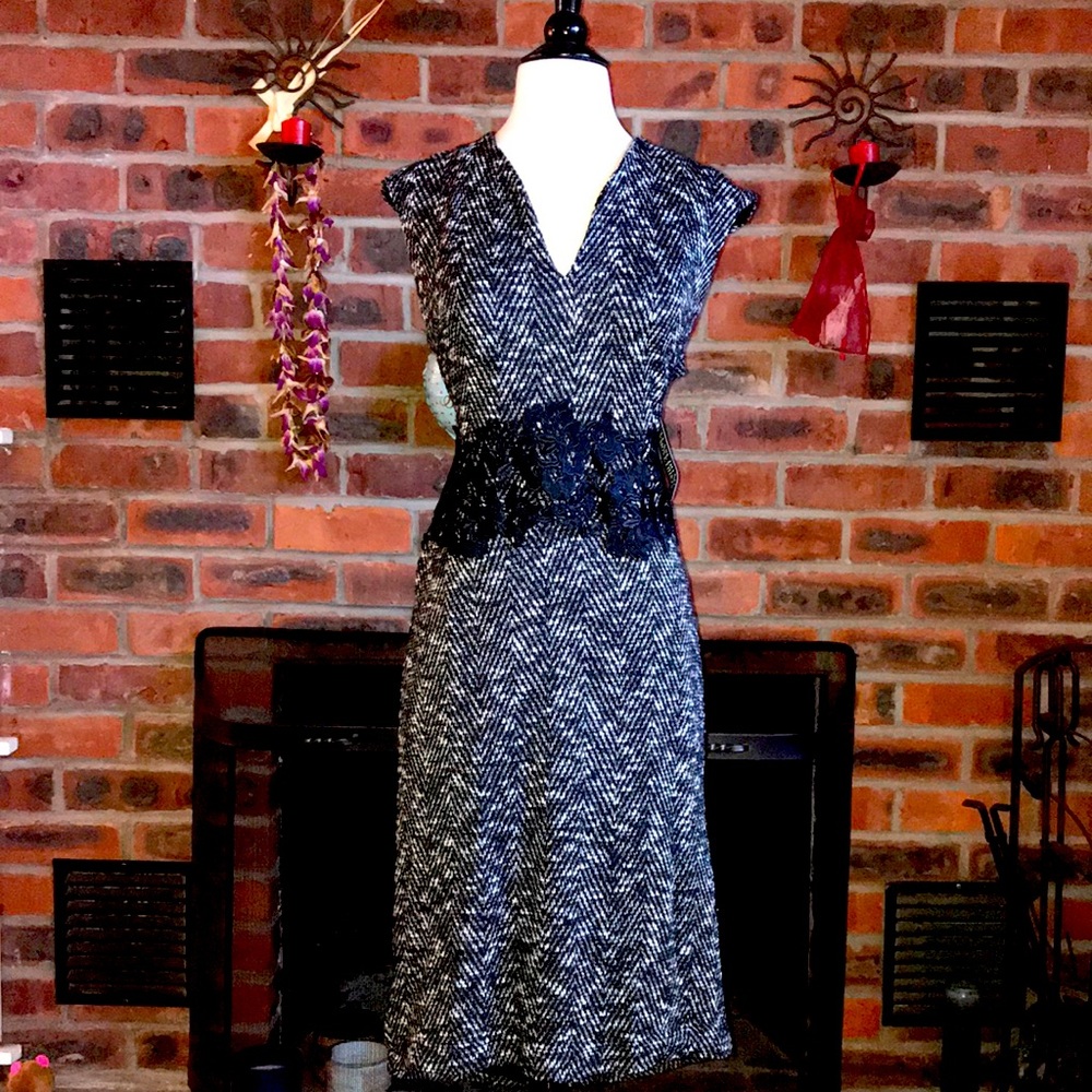 LACE-ACCENT SHEATH DRESS IN BLACK/WHITE